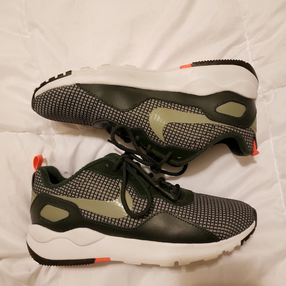 WORN ONCE- Nike women's sneakers. Size 8